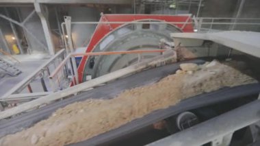 Top değirmeninde öğütülmüş malzemeler. Taşıyıcı Şerit Hattı, Kum Taşıyıcı Şeridi