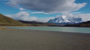 Patagonya 'da bir göl, arka planda dağlar. Patagonya dağları ve göllerinin renkli manzarası
