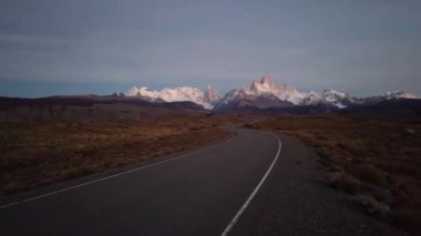 Torres del Paine Ulusal Parkı, gün batımında. Cerro Payne Grande Dağı ve Torres del Paine manzarası