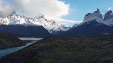 Torres del Paine Ulusal Parkı. Cerro Payne Grande Dağı ve Torres del Paine manzarası