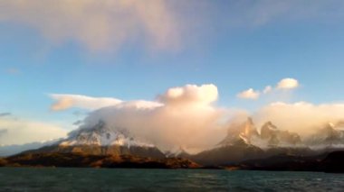 Gün batımında Cerro Payne Grande ve Torres del Paine Dağı. Şili 'deki Nordenskjold Gölü, Patagonya.