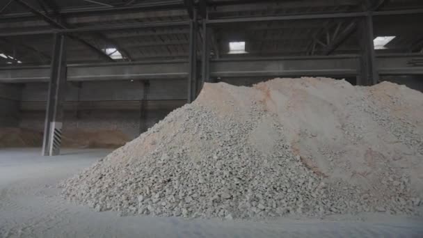 Una gran pila de arena y piedras. Material para la producción de hormigón aireado — Vídeo de stock