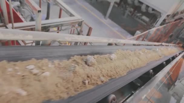 Aerated Concrete Production Process. Výroba provzdušněného betonu, broušení materiálů v kulovém mlýně. — Stock video