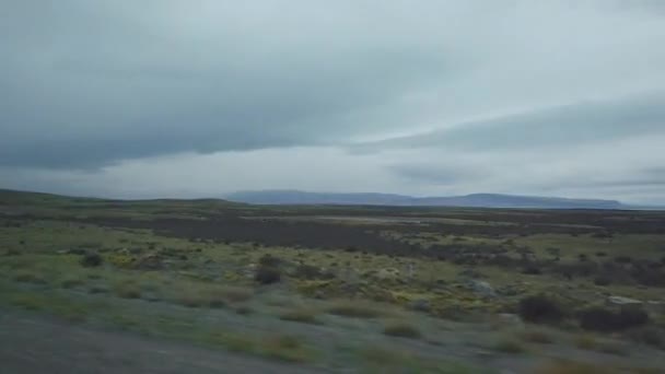 Blick aus dem Autofenster auf die Chili-Felder. Schöne Natur Patagoniens mit Autoscheibe — Stockvideo