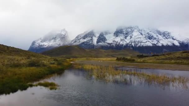 Patagonya 'da Cerro Paine Grande dağının yanında. Cerro Payne Grande Dağı ve Torres del Paine manzarası — Stok video