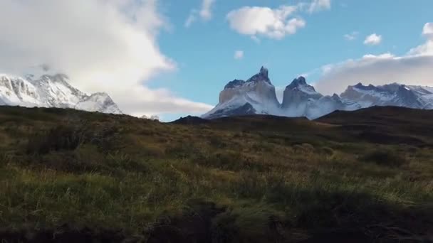 チェッロ・ペイン・グランデ山の隣のパタゴニアでのトレッキング。セロ・ペイン山とトーレス・デル・ペイン山の眺め — ストック動画