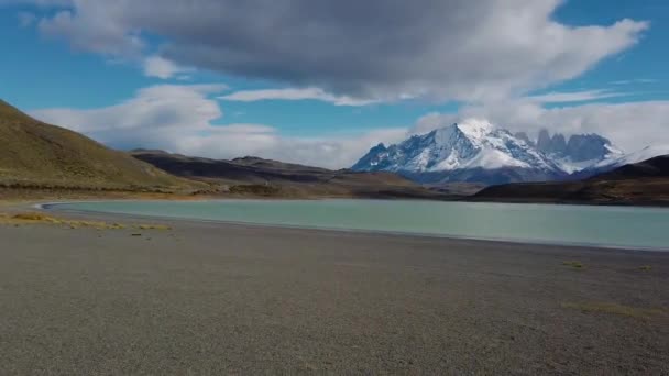 En sjö i patagonien, berg i bakgrunden. Färgglada landskap av patagonien berg och sjöar — Stockvideo