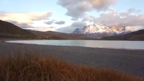 Mount Cerro Payne Grande en Torres del Paine bij zonsondergang, prachtige wolken boven de bergen — Stockvideo