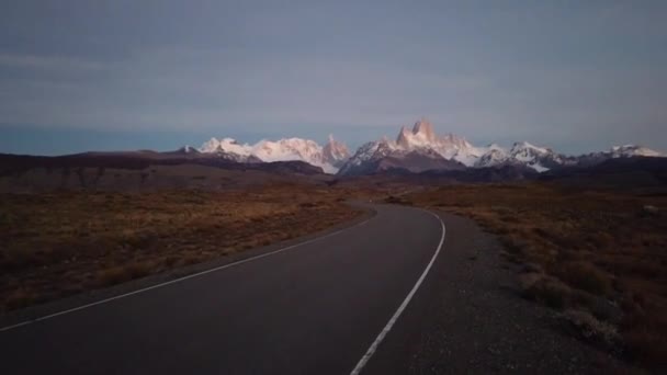 日落时的Torres del Paine国家公园Cerro Payne Grande山和Torres del Paine山景观 — 图库视频影像