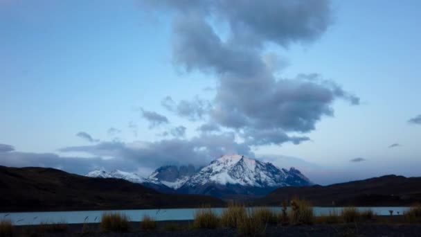 Cerro Payne Grande y Torres del Paine al atardecer. Lago Nordenskjold en Chile, Patagonia. — Vídeos de Stock