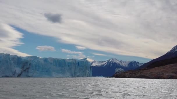 Blue Glacier Cinza em câmara lenta, Patagónia. Geleira azul na patagônia, chile — Vídeo de Stock