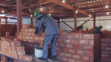 Tuğla döşeme zamanı, inşaat alanı zaman turları üzerinde çalışma