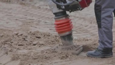 Toprak titreşimli plaka. Tokuşturucu. İnşaat Çalışma Akışı