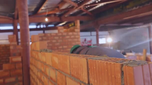 Work on a construction site time laps. Bricklaying timelapse — Stock Video