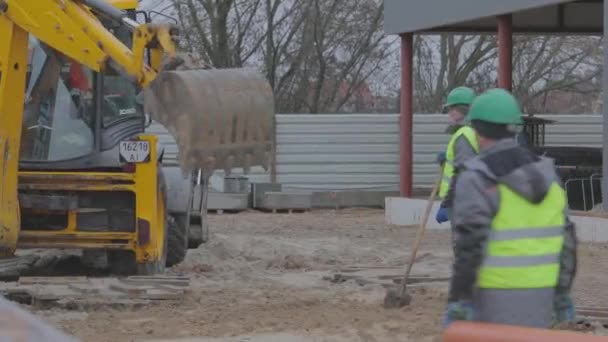 Workers at a construction site, builders at a construction site — Stock Video