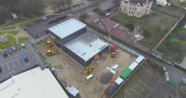 Construcción de una nueva vista superior de la tienda. Lugar de construcción desde arriba, maquinaria en una obra de construcción — Vídeos de Stock