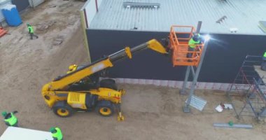 Kaynakçı, metal kaynak işlemi. İnşaat alanındaki kaynakçılar