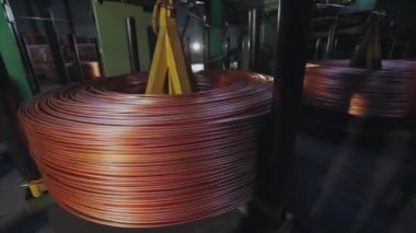 Bakır kablo bobinleri kablo endüstrisini sarar. Modern kablo fabrikası. Kablo üretimi.