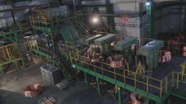 Kablo üretim atölyesindeki genel plan, bakır kablo imalatı, endüstriyel iç yapı.