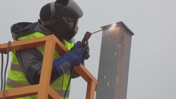 Soudeurs sur chantier, soudeur au travail, procédé de soudage des métaux. — Video