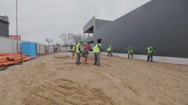 Trabajadores en una obra de construcción, constructores en una obra de construcción — Vídeos de Stock