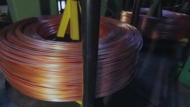 Clodeup spoelen van koper kabel rollen draad industrie. Moderne kabelfabriek. Productie van kabel. — Stockvideo
