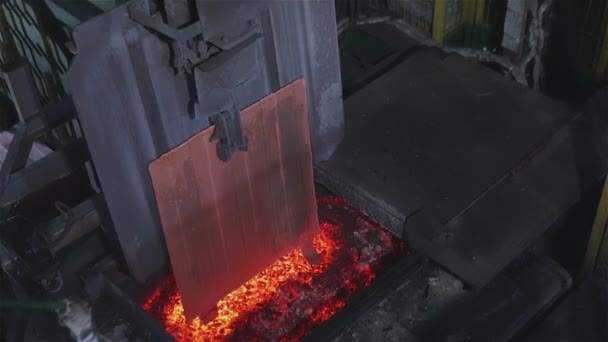 O forno com metal fundido, o derretimento de cobre no forno, o processo de fusão de cobre no forno — Vídeo de Stock