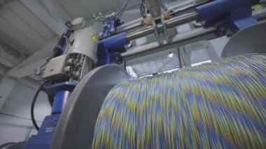 Kablo fabrikası. Yapım aşamasında elektrik kablosunun bobbin kutusuna sarılması. Kablo Pdrodüksiyonu