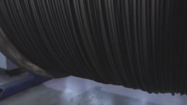Kablo fabrikası. Yapım aşamasında elektrik kablosunun bobbin kutusuna sarılması. Kablolu yayın. Yakın çekim.