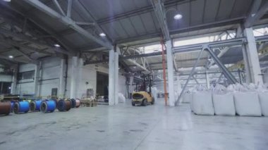 Fabrika deposunda bir forklift nakliyesi..