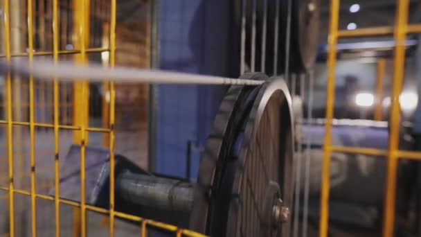 Proceso de producción de cables, mecanismo en una fábrica de cables — Vídeo de stock