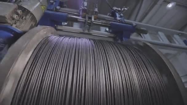 Кабельная фабрика. Намотка электрического кабеля к кабелю в процессе производства. Кабельная пдродукция. Крупный план — стоковое видео
