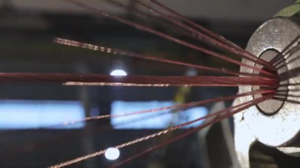 Mischen von Kupferdraht. Anlage zur Herstellung des Kabels. Nahaufnahme eines Kupferkabels. — Stockvideo