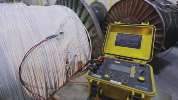 Probando la calidad de los productos de cable en la fábrica. Pruebas de calidad en la producción, prueba de producción de cables en la fábrica — Vídeos de Stock