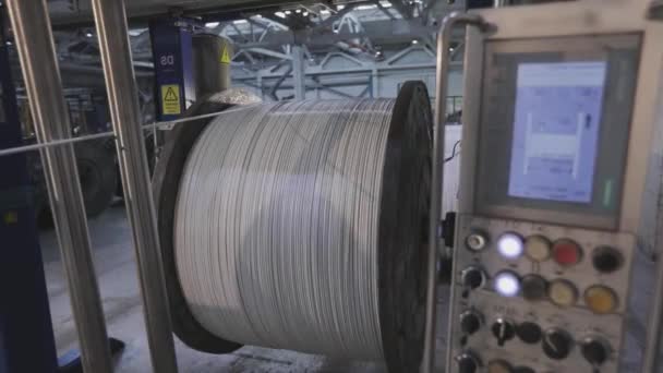 Planta de producción de cables, producción de cables en una fábrica moderna. Carrete grande con cable blanco en una fábrica de cables — Vídeos de Stock