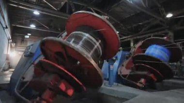 Endüstriyel iç mekan. Kablo atölyesinin içinde, modern bir kablo fabrikası. Kablo bükme makinesi,