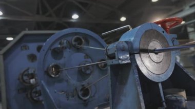Modern bir fabrikada kablo üretimi. Bir fabrikada çok çekirdekli kablo üretimi, çok çekirdekli kablo dokuma işlemi