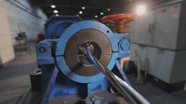 Bir fabrikada çok çekirdekli kablo üretimi, çok çekirdekli kablo dokuma işlemi, modern bir fabrikada kablo üretimi.