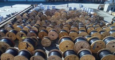 Kablolu bir sürü makarası var. Kabloyla makaraların üzerinden uçmak. Kablo fabrikası