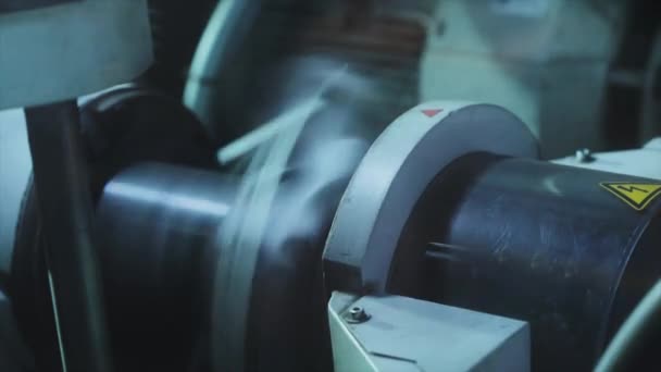 Processo de fabricação de cabos de cobre. Produção de fio de close-up — Vídeo de Stock