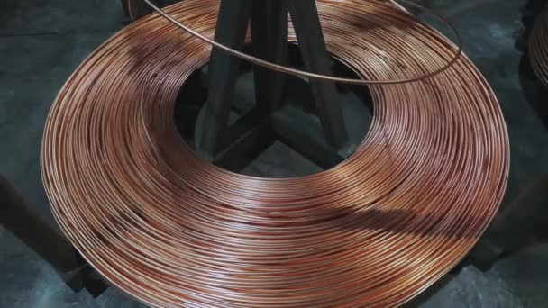 Fabricación de cables de cobre. Cable de cobre, una bobina de cable de cobre. — Vídeo de stock