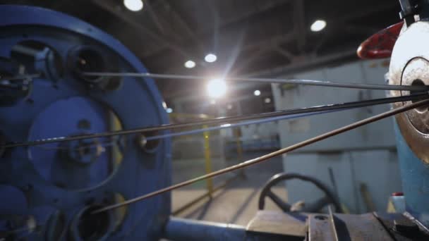 近代的な工場でのケーブル生産。工場でのマルチコアケーブル生産、マルチコアケーブル織りプロセス — ストック動画