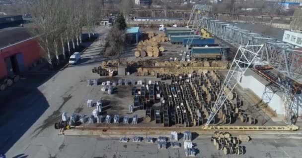 Fabbrica di produzione di cavi, vista dall'alto, magazzino di bobine con cavi vicino alla fabbrica. Grande pianta vista dall'alto — Video Stock
