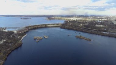 Nehir havası manzarasında büyük bir hidroelektrik santrali var. Zaporizhia 'daki hidroelektrik santrali.