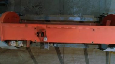 Kablo üretim süreci. Parçalanmış kabloyu birleştirin. Fabrikadaki kablo üretimi için modern ekipman.