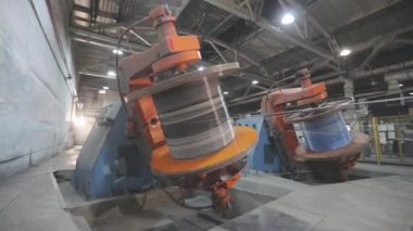 Kablolu yayın üretimi. Çok çekirdekli kablo dokuma işlemi, modern bir fabrikada kablo üretimi. Bir fabrikada çok çekirdekli kablo üretimi