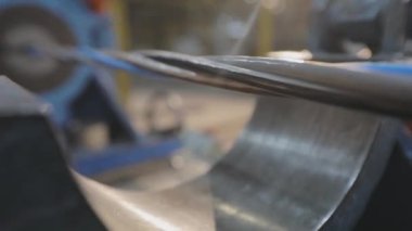 Bir fabrikada çok çekirdekli kablo üretimi, çok çekirdekli kablo dokuma işlemi, modern bir fabrikada kablo üretimi.