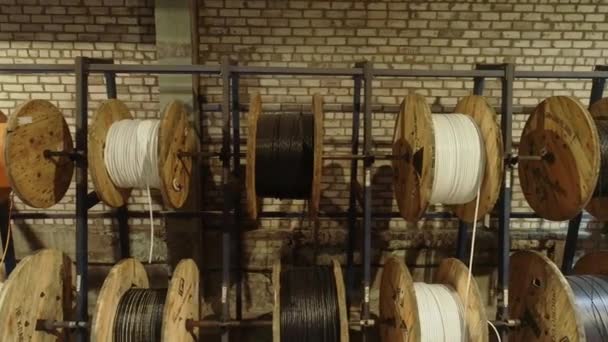 Bobines avec câble en stock, entrepôt avec bobines avec câble. Usine de câbles — Video