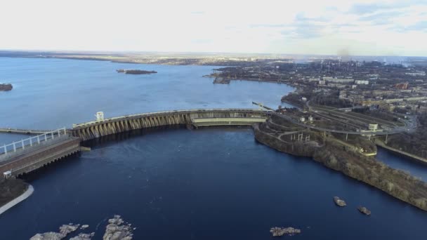 来自乌克兰Zaporizhia的空气的水电站。Zaporozhye市的一座大坝。大型水坝空中景观 — 图库视频影像