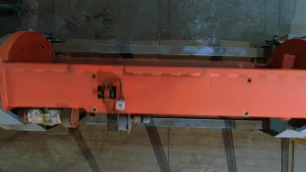 Výrobní proces drátů. Montáž kroutícího se drátu. Moderní zařízení v továrně na výrobu drátů. — Stock video